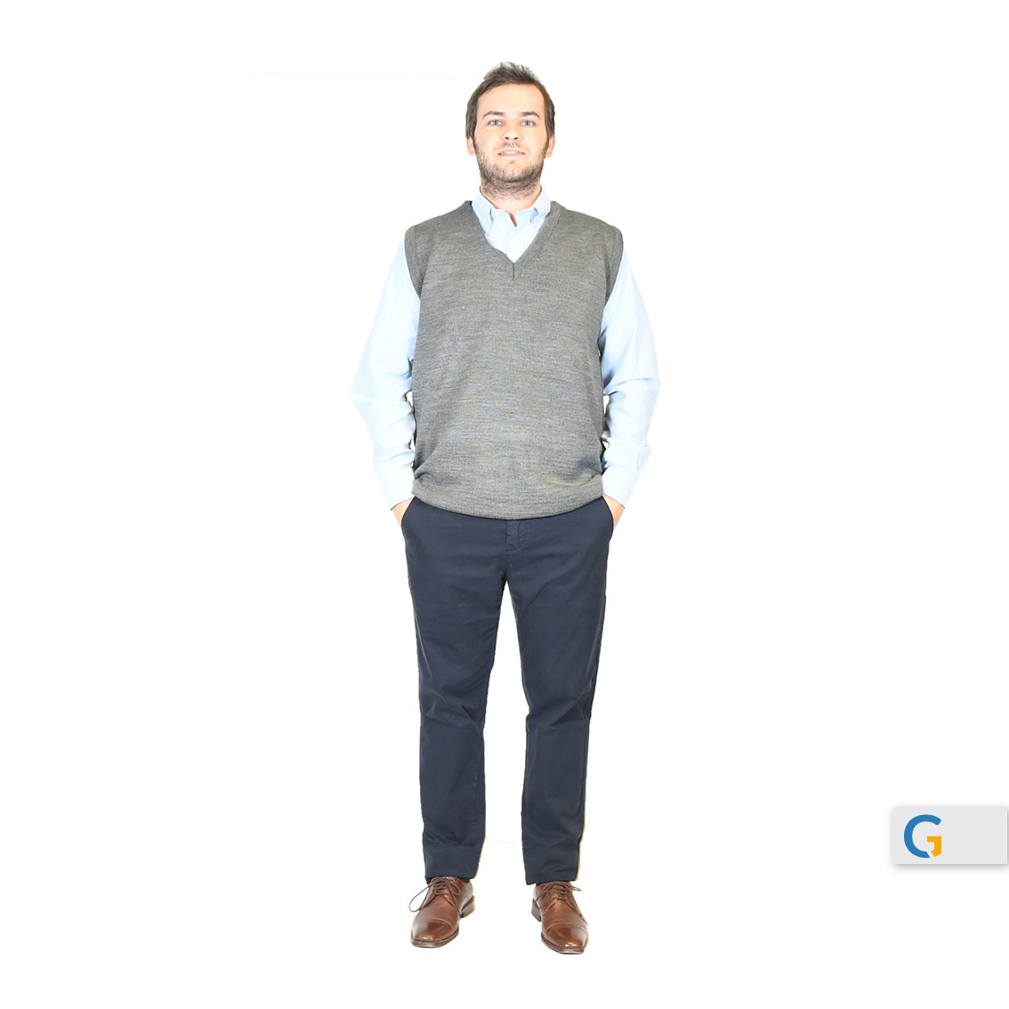 CHALECO GRIS CON PANTALON AZUL FRENTE-